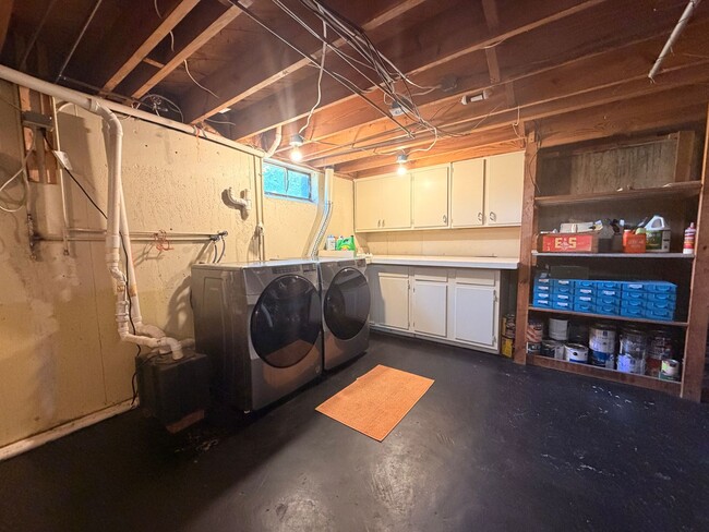 Building Photo - Hilltop Charm in Floyds Knobs – Spacious All-Brick Beauty with Room to Grow!