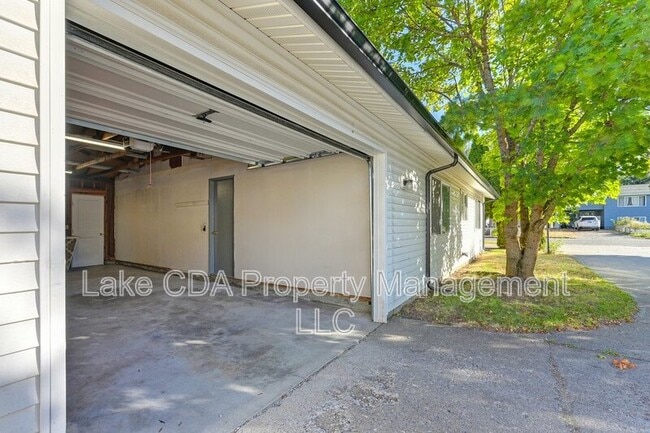 Building Photo - 1421 E Randle Ave