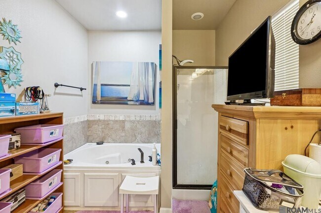 Building Photo - 40300 Creek Bend Dr