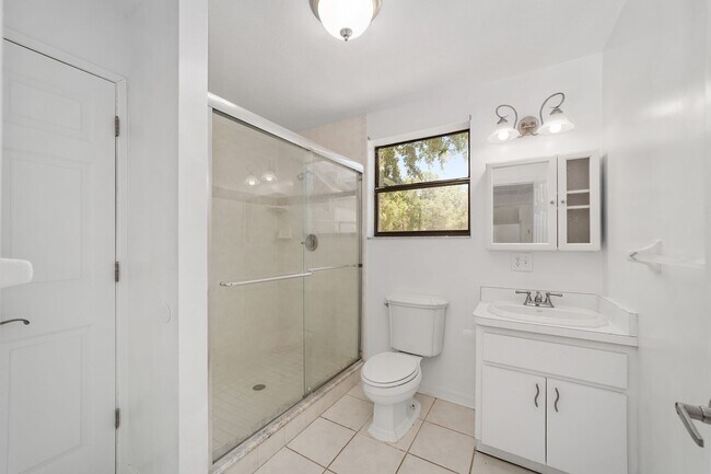 Building Photo - Bright & Spacious Home in a Quiet Neighborhood with Modern Comforts