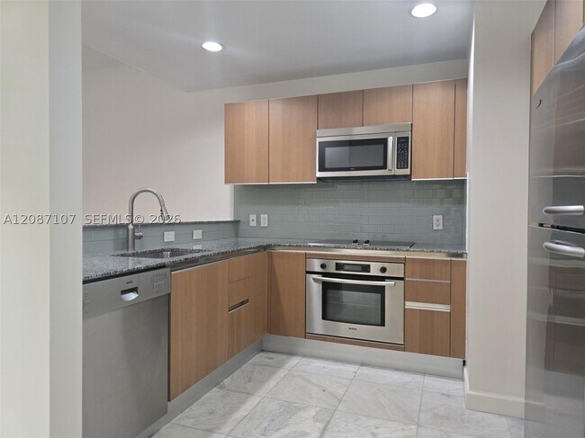 Building Photo - 1060 Brickell Ave