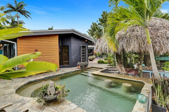 Building Photo - 1613 SW 5th Ct