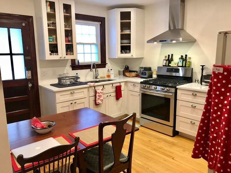 Building Photo - 905 Rosehill Ave