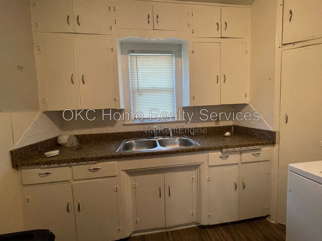 Building Photo - 3509 S Blackwelder Ave