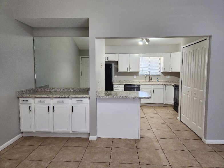 Building Photo - 1206 E 11th Ave