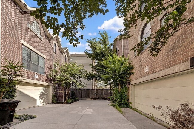 Building Photo - 5838 Larkin St