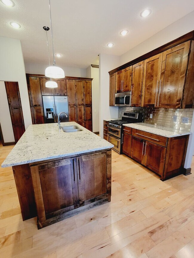 Building Photo - Spacious & Unique in Twin Oaks, Southwest ...