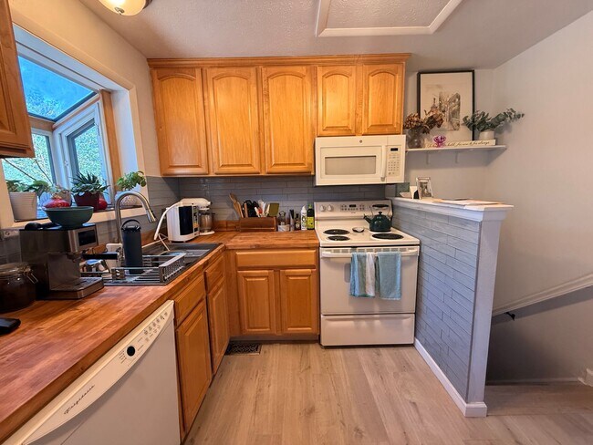 Building Photo - Comfortable Living in the Heart of Broomfield