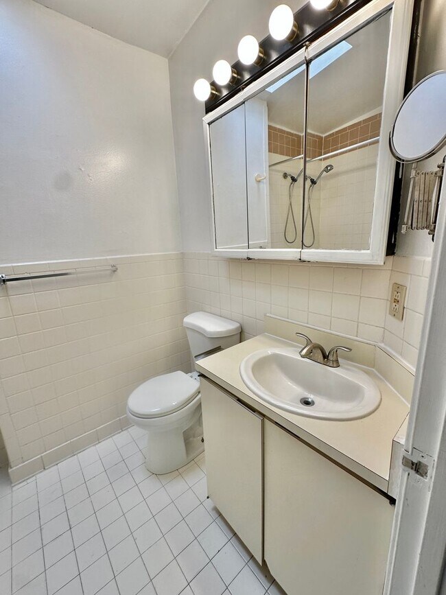 Building Photo - 2052 -Loukas