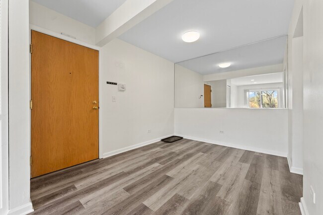 Building Photo - 900 N Lakeside Dr