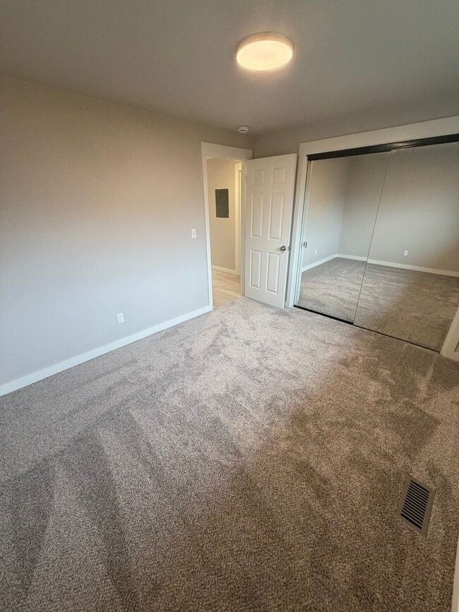 Building Photo - Newly Remodeled Large 2 Bedroom!