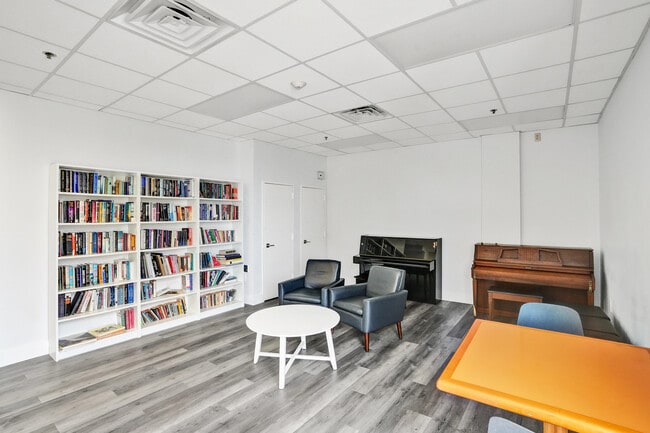 Building Photo - 3701 N Country Club Dr
