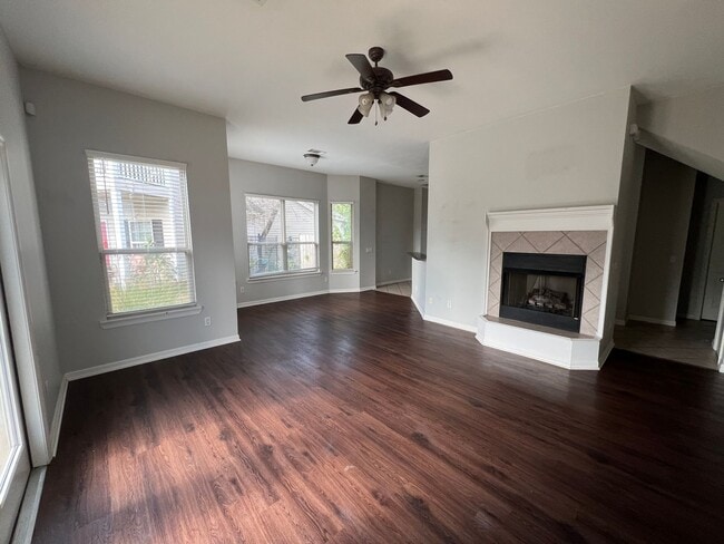 Building Photo - Three Bed / Three Bath with Fenced Yard an...