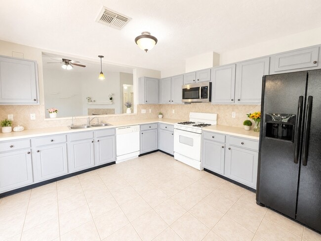 Building Photo - 15842 Little Miss Creek Dr
