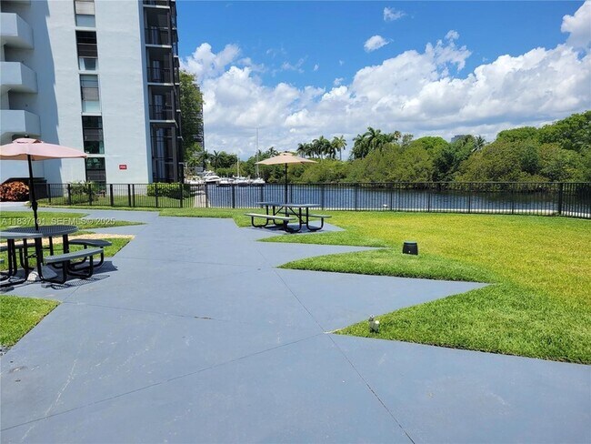 Building Photo - 3401 N Country Club Dr