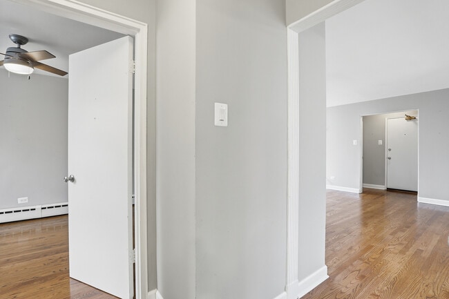 Building Photo - 2412 W Farragut Ave
