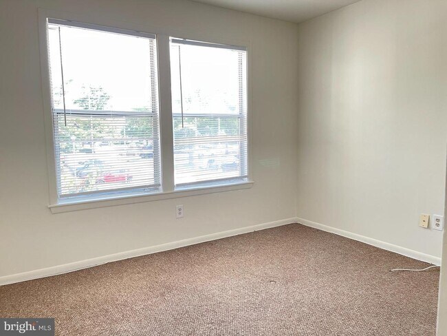 Building Photo - 303 Trinity Ct
