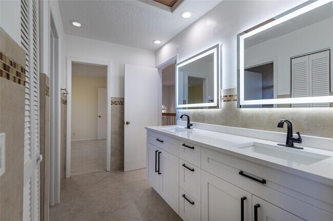 Building Photo - 9901 NW 48th Ct