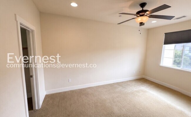 Building Photo - 3-Bed/3.5-Bath Townhome/ Available Now!