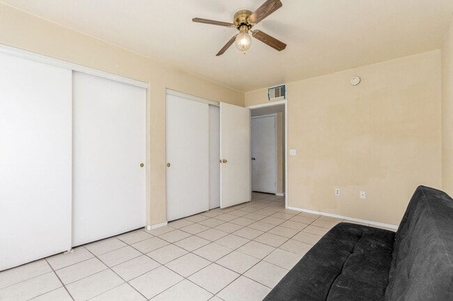 Building Photo - First Floor Condo 2-Bedrooms 2-Bathrooms!