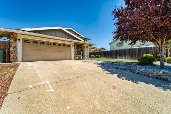 Building Photo - LARGE 5-bedroom 3 bath home in a great loc...
