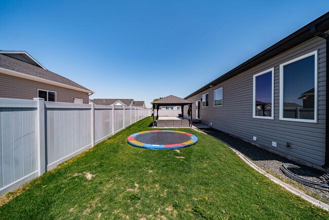 Building Photo - Stunning 5-Bed, 3-Bath Home in a Desirable...