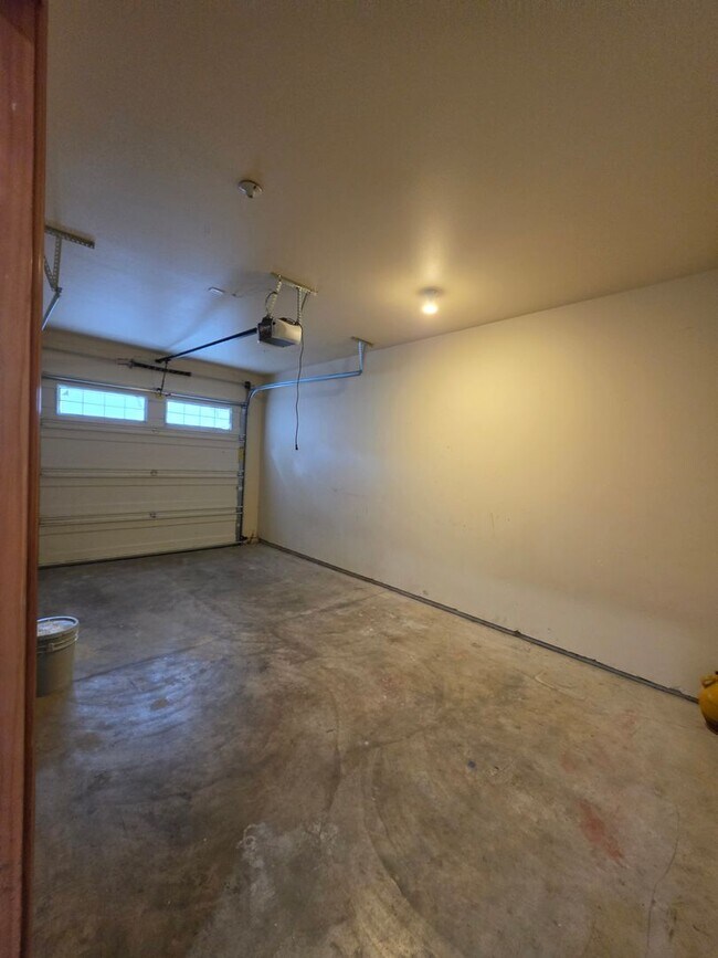 Building Photo - 355 SW Pemberly Loop
