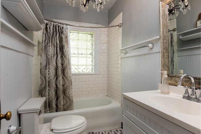 Building Photo - Fully Furnished Super Cute