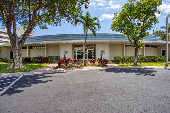 Building Photo - 1301 E Hillsboro Blvd
