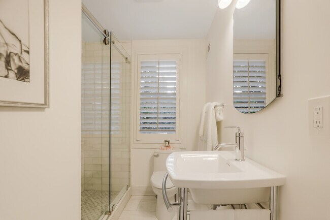Building Photo - 115 Peachtree Memorial Dr NW