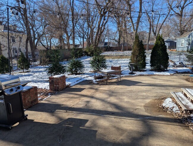 Building Photo - Remodeled 2 Bedroom 1.5 Bath - Overland Park