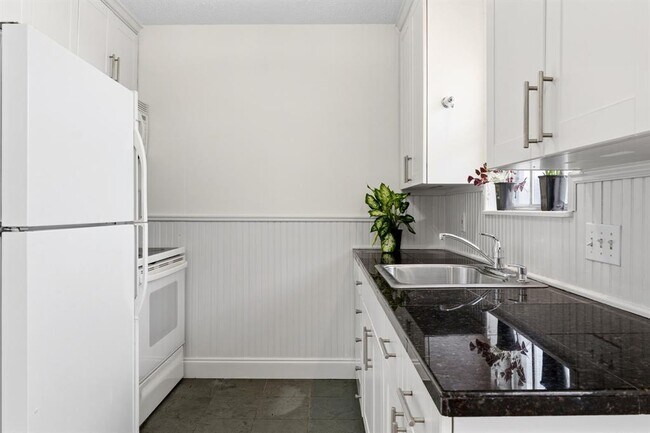 Building Photo - 3902 Peterson Ave