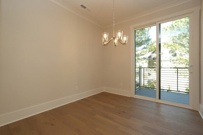 Building Photo - A beautiful home with 4 beds and 3 bath in...
