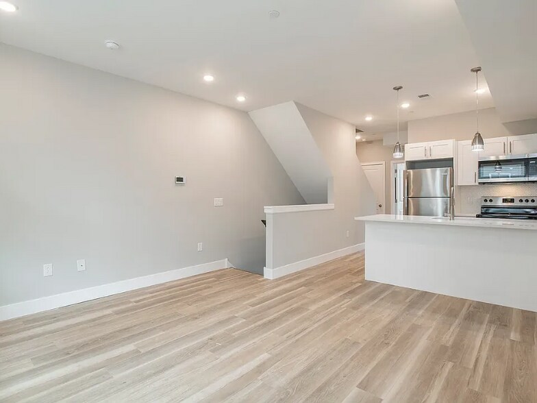 Building Photo - 2008 N Darien St