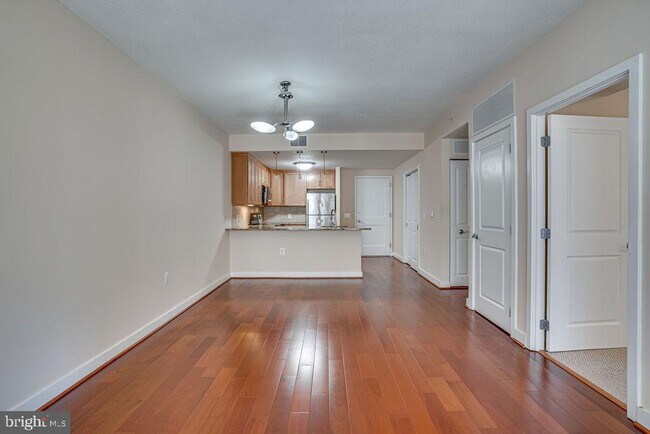 Building Photo - 888 N Quincy St