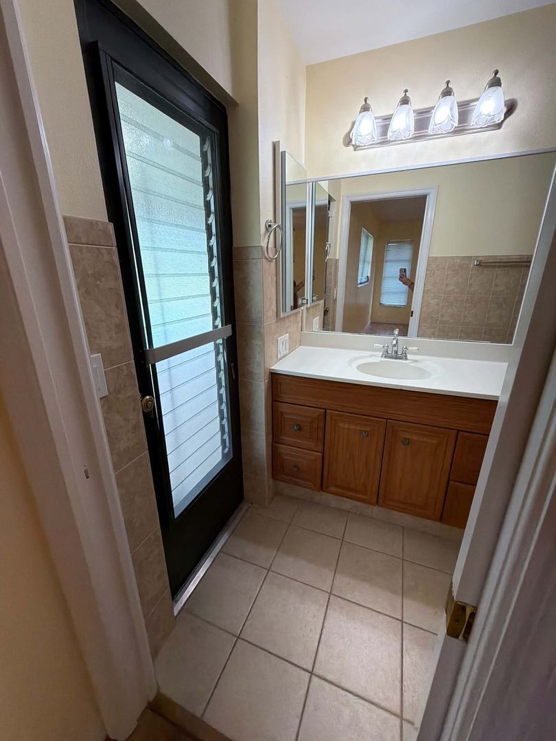 Building Photo - Inviting 3/2 Pool Home With Spacious Lanai and Modern Kitchen