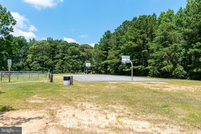 Building Photo - 933 Golden W Way