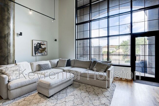 Building Photo - 1005 S Shepherd Dr