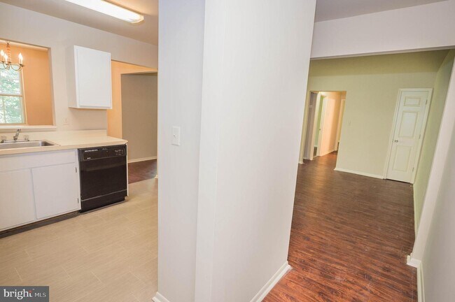 Building Photo - 800 College Ln