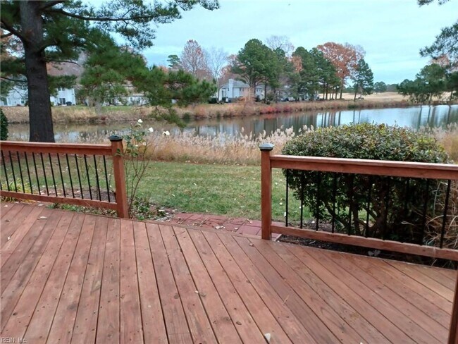 Building Photo - 1332 Lake Dr