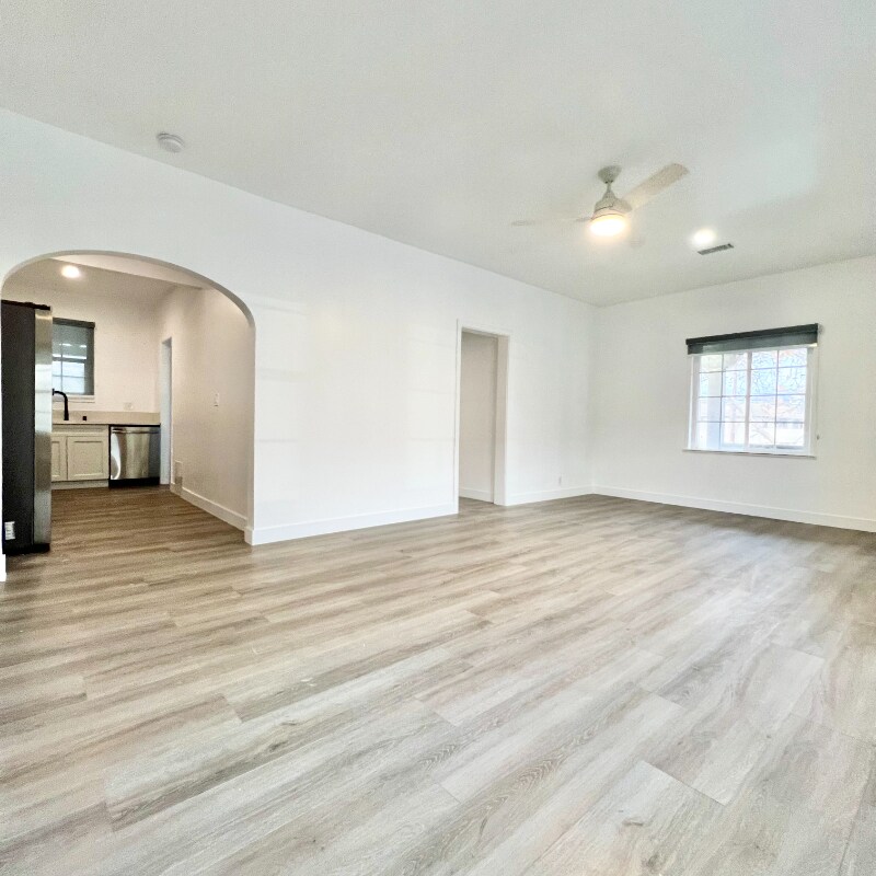 Building Photo - 1524 N Sycamore St