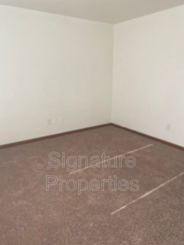 Building Photo - 827 Kerns Ave SW