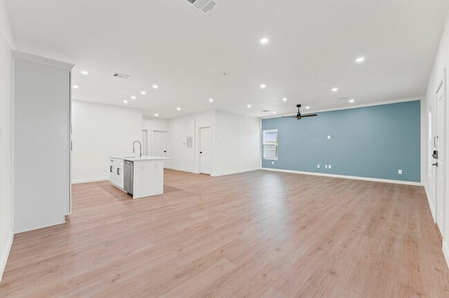 Building Photo - 1325 35th St