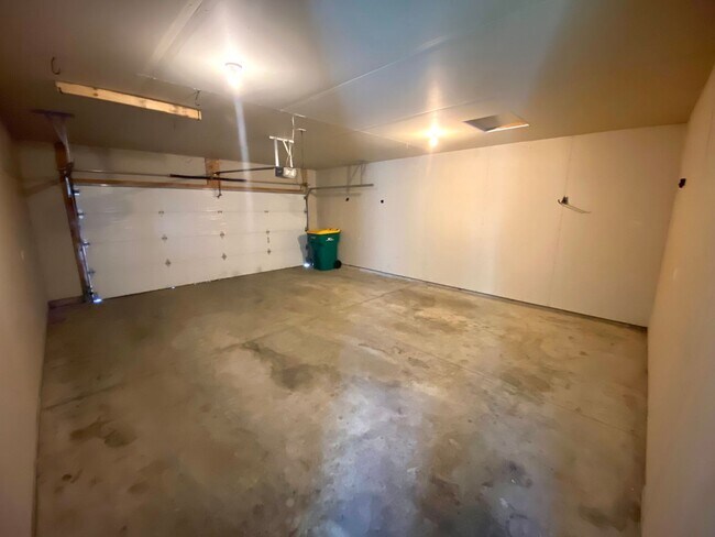 Building Photo - 744 34th Ave W