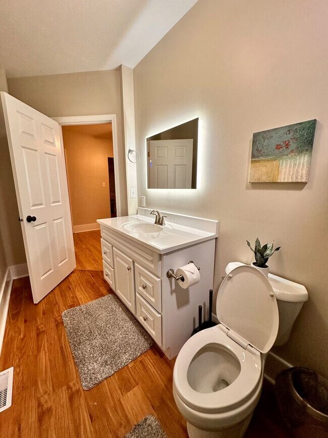 Building Photo - Spacious 5 Bedroom Available