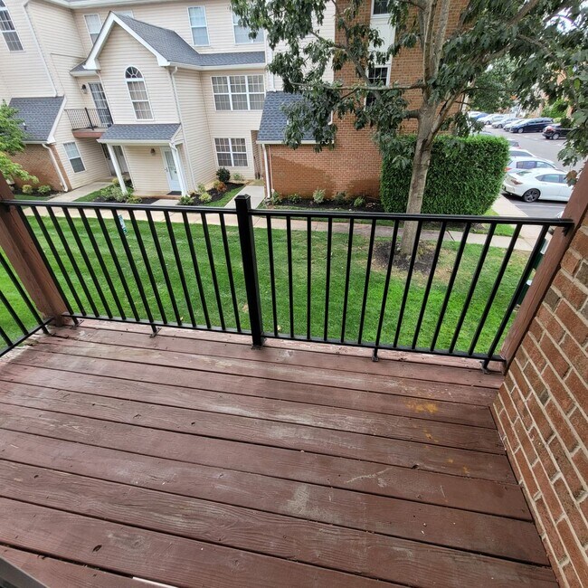 Building Photo - Spacious, freshly painted with lots of ame...