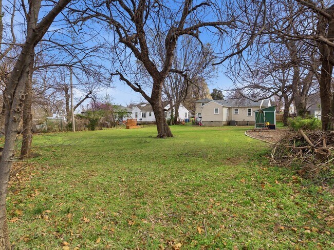 Building Photo - Charming Midtown bungalow just minutes from downtown!