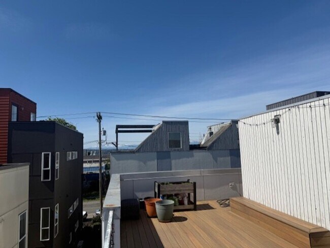 Building Photo - Beacon Hill Townhome