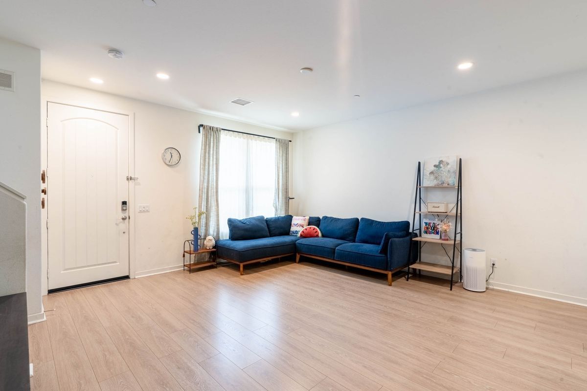 Building Photo - 62 Savannah