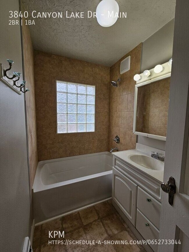 Building Photo - 3840 Canyon Lake Dr